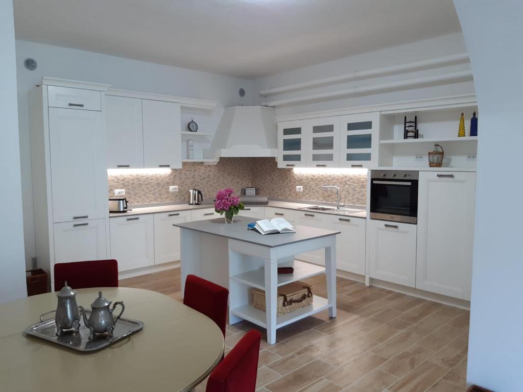 Big Apartment With Lake View And Two Bedrooms سالا كوماسينا المظهر الخارجي الصورة